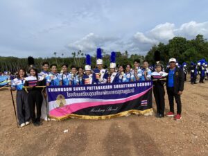 นักเรียนวงโยธวาทิต เข้าร่วมนำขบวนพาเหรดพิธีเปิดโครงการแข่งขันกีฬาเด็ก เยาวชน ท้องถิ่นสัมพันธ์ อำเภอกาญจนดิษฐ์ ประจำปี ๒๕๖๙